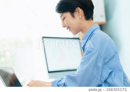 パソコンに向かって作業する女性 108305172