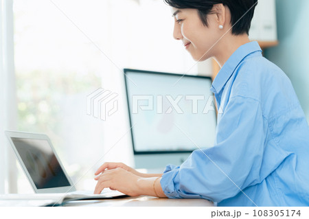 パソコンに向かって作業する女性 パソコンに向かって作業する女性 108305174