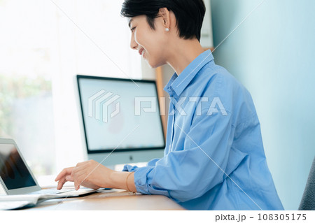 パソコンに向かって作業する女性 108305175