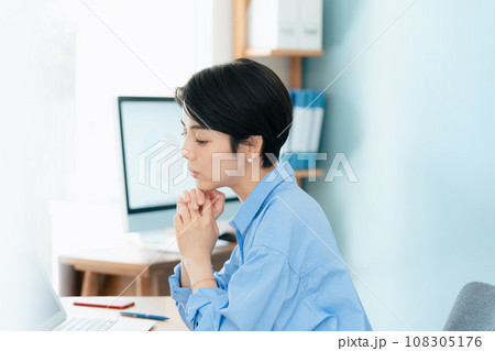 パソコンに向かって作業する女性 パソコンに向かって作業する女性 108305176