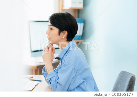 パソコンに向かって作業する女性 パソコンに向かって作業する女性 108305177