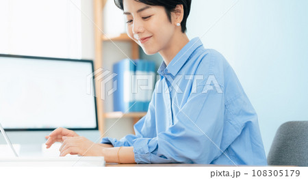 パソコンに向かって作業する女性 パソコンに向かって作業する女性 108305179