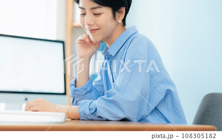 パソコンに向かって作業する女性 108305182