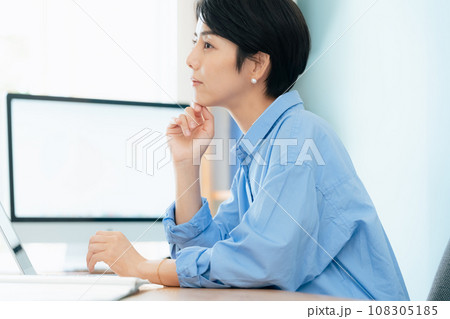 パソコンに向かって作業する女性 108305185