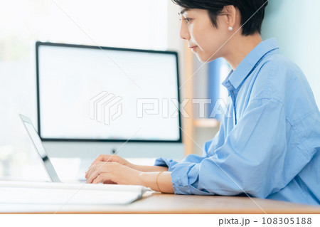 パソコンに向かって作業する女性 108305188