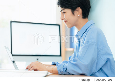 パソコンに向かって作業する女性 108305189