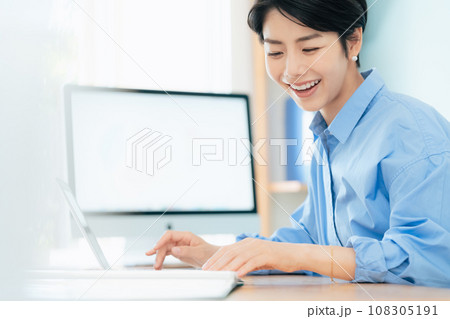 パソコンに向かって作業する女性 108305191