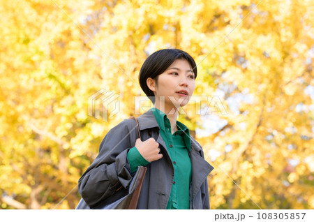 紅葉の公園を一人楽しむ女性 紅葉の公園を一人楽しむ女性 108305857