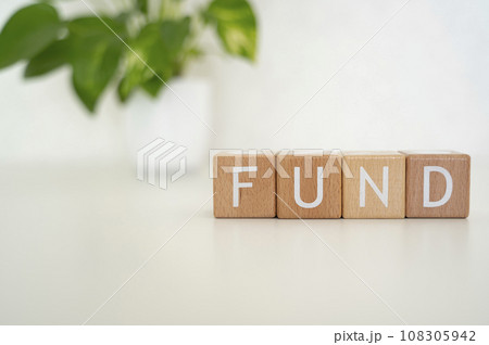 積み木で作ったアルファベット文字FUND 108305942