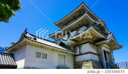 瀬戸内海を見渡す高松城の月見櫓(香川県高松市) 瀬戸内海を見渡す高松城の月見櫓(香川県高松市) 108306035