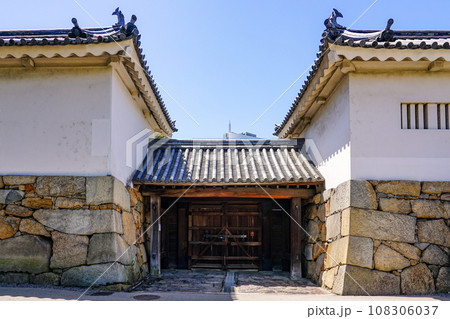 瀬戸内海を見渡す高松城月見櫓の水手御門(香川県高松市) 瀬戸内海を見渡す高松城月見櫓の水手御門(香川県高松市) 108306037