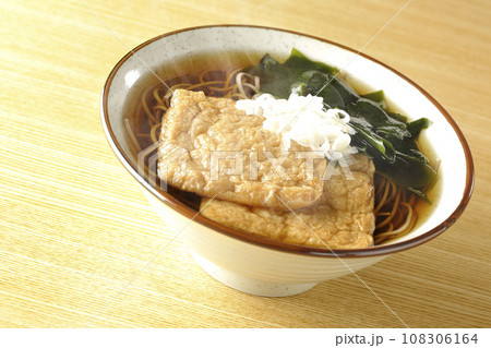油揚げ2枚とワカメと葱が乗った熱々のきつね蕎麦 油揚げ2枚とワカメと葱が乗った熱々のきつね蕎麦 108306164