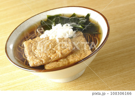 油揚げ2枚とワカメと葱が乗った熱々のきつね蕎麦 油揚げ2枚とワカメと葱が乗った熱々のきつね蕎麦 108306166