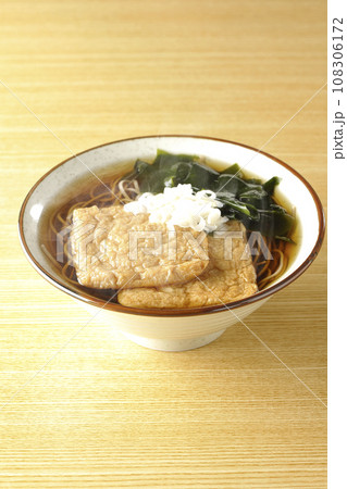 油揚げ2枚とワカメと葱が乗った熱々のきつね蕎麦 油揚げ2枚とワカメと葱が乗った熱々のきつね蕎麦 108306172