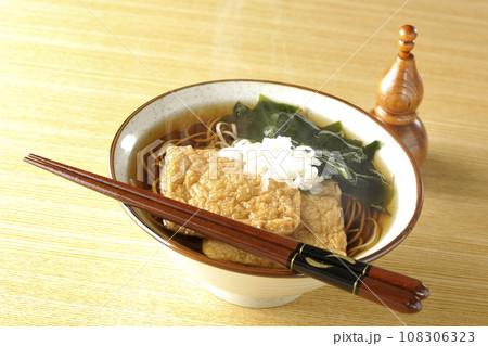 油揚げ2枚とワカメと葱が乗った熱々きつね蕎麦 油揚げ2枚とワカメと葱が乗った熱々きつね蕎麦 108306323
