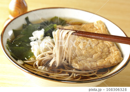 油揚げ2枚とワカメと葱が乗った熱々きつね蕎麦 108306328