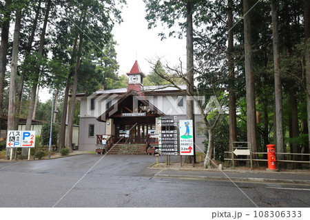 栃木 那須塩原 丸ポストのある風景(千本松牧場総合事務所前) 栃木 那須塩原 丸ポストのある風景(千本松牧場総合事務所前) 108306333