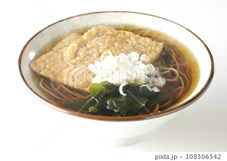 油揚げ2枚とワカメと葱が乗った熱々のきつね蕎麦を白背景で撮影 油揚げ2枚とワカメと葱が乗った熱々のきつね蕎麦を白背景で撮影 108306542
