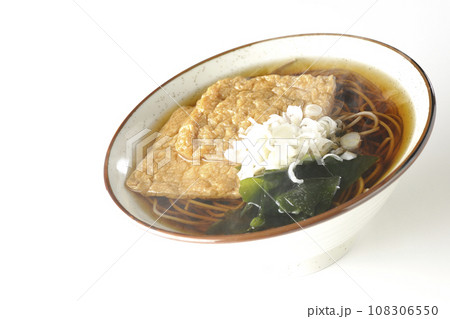 油揚げ2枚とワカメと葱が乗った熱々のきつね蕎麦を白背景で撮影 油揚げ2枚とワカメと葱が乗った熱々のきつね蕎麦を白背景で撮影 108306550