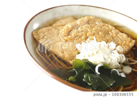油揚げ2枚とワカメと葱が乗った熱々のきつね蕎麦を白背景で撮影 油揚げ2枚とワカメと葱が乗った熱々のきつね蕎麦を白背景で撮影 108306555