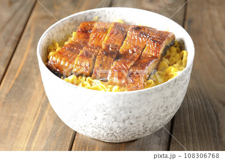 錦糸玉子と鰻の蒲焼きの丼ぶり 108306768