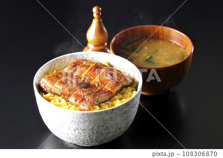 錦糸玉子と鰻の蒲焼きの熱々丼ぶりと熱々のお味噌汁 錦糸玉子と鰻の蒲焼きの熱々丼ぶりと熱々のお味噌汁 108306870