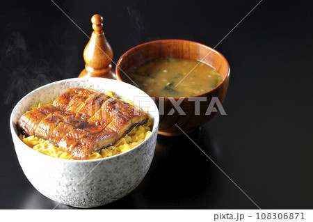 錦糸玉子と鰻の蒲焼きの熱々丼ぶりと熱々のお味噌汁 108306871