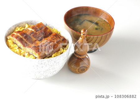 錦糸玉子と鰻の蒲焼きの熱々丼ぶりと熱々のお味噌汁 錦糸玉子と鰻の蒲焼きの熱々丼ぶりと熱々のお味噌汁 108306882