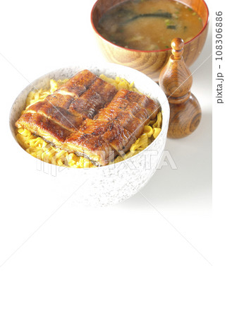 錦糸玉子と鰻の蒲焼きの熱々丼ぶりと熱々のお味噌汁 108306886
