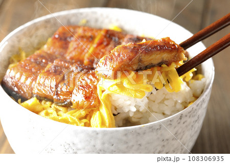 錦糸玉子と鰻の蒲焼きの熱々丼ぶり 108306935