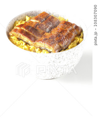 錦糸玉子と鰻の蒲焼きの熱々丼ぶりを白背景で撮影 108307090
