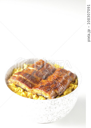 錦糸玉子と鰻の蒲焼きの熱々丼ぶりを白背景で撮影 108307091