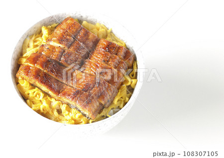 錦糸玉子と鰻の蒲焼きの熱々丼ぶりを白背景で俯瞰撮影 錦糸玉子と鰻の蒲焼きの熱々丼ぶりを白背景で俯瞰撮影 108307105