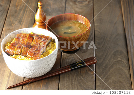 錦糸玉子と鰻の蒲焼きの熱々丼ぶりと熱々のお味噌汁 錦糸玉子と鰻の蒲焼きの熱々丼ぶりと熱々のお味噌汁 108307118