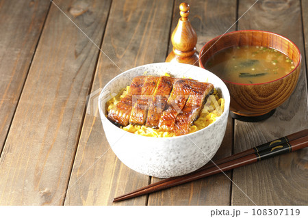 錦糸玉子と鰻の蒲焼きの熱々丼ぶりと熱々のお味噌汁 錦糸玉子と鰻の蒲焼きの熱々丼ぶりと熱々のお味噌汁 108307119