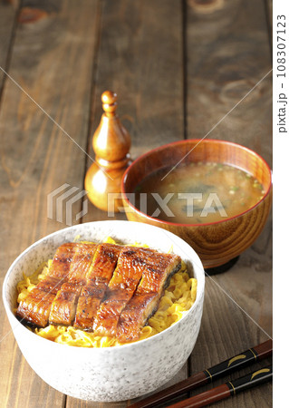 錦糸玉子と鰻の蒲焼きの熱々丼ぶりと熱々のお味噌汁 錦糸玉子と鰻の蒲焼きの熱々丼ぶりと熱々のお味噌汁 108307123