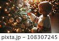 クリスマスツリーの前の子供 108307245