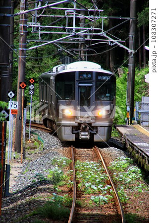 捕鯨の町… きのくに線『太地駅』へ入線する『サイクルトレイン』227系1000番台 108307271