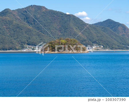 宿禰島(すくねじま。広島県三原市の無人島。)と瀬戸内海の風景。佐木島から撮影。 宿禰島(すくねじま。広島県三原市の無人島。)と瀬戸内海の風景。佐木島から撮影。 108307390