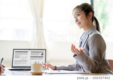 飲食店の経営者に営業をするアジア人ビジネスウーマン 108307402