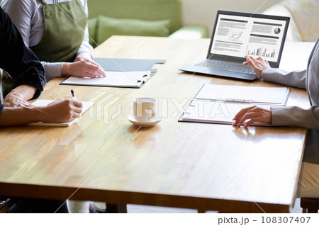 飲食店の経営者に営業をするアジア人ビジネスウーマン 108307407