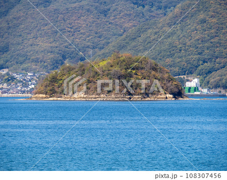 宿禰島(すくねじま。広島県三原市の無人島。)と瀬戸内海の風景。佐木島から撮影。 108307456