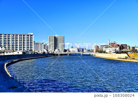 新豊橋／隅田川より上流／新神谷橋方向を望む(東京都足立区)【2020.10】 108308024