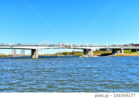 鹿浜橋/荒川周辺を下流側より望む(東京都足立区)【2020.10】 鹿浜橋/荒川周辺を下流側より望む(東京都足立区)【2020.10】 108308277