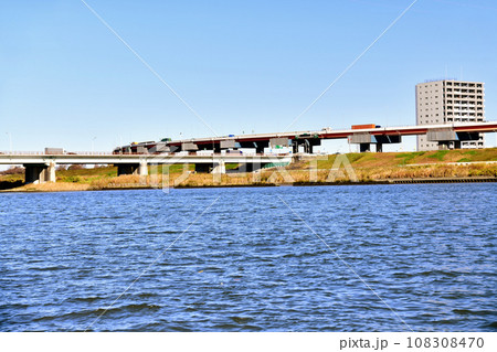 鹿浜橋/荒川周辺を下流側より望む(東京都足立区)【2020.10】 鹿浜橋/荒川周辺を下流側より望む(東京都足立区)【2020.10】 108308470