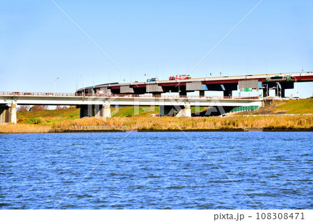 鹿浜橋/荒川周辺を下流側より望む(東京都足立区)【2020.10】 鹿浜橋/荒川周辺を下流側より望む(東京都足立区)【2020.10】 108308471