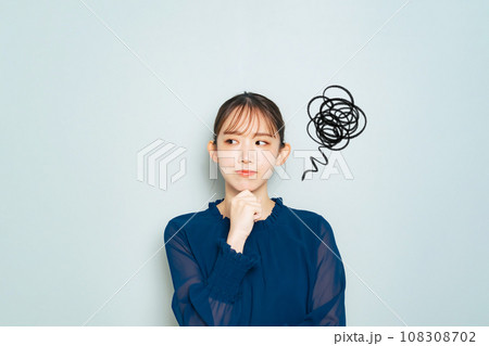 悩む女性 悩む女性 108308702