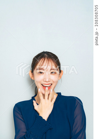 喜ぶ女性 喜ぶ女性 108308705