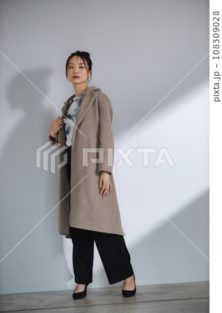 ベージュ色のコートを着た若い女性 ベージュ色のコートを着た若い女性 108309028