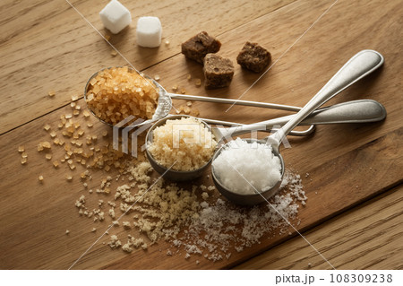 砂糖の種類　白砂糖　三温糖　ザラメ糖 108309238